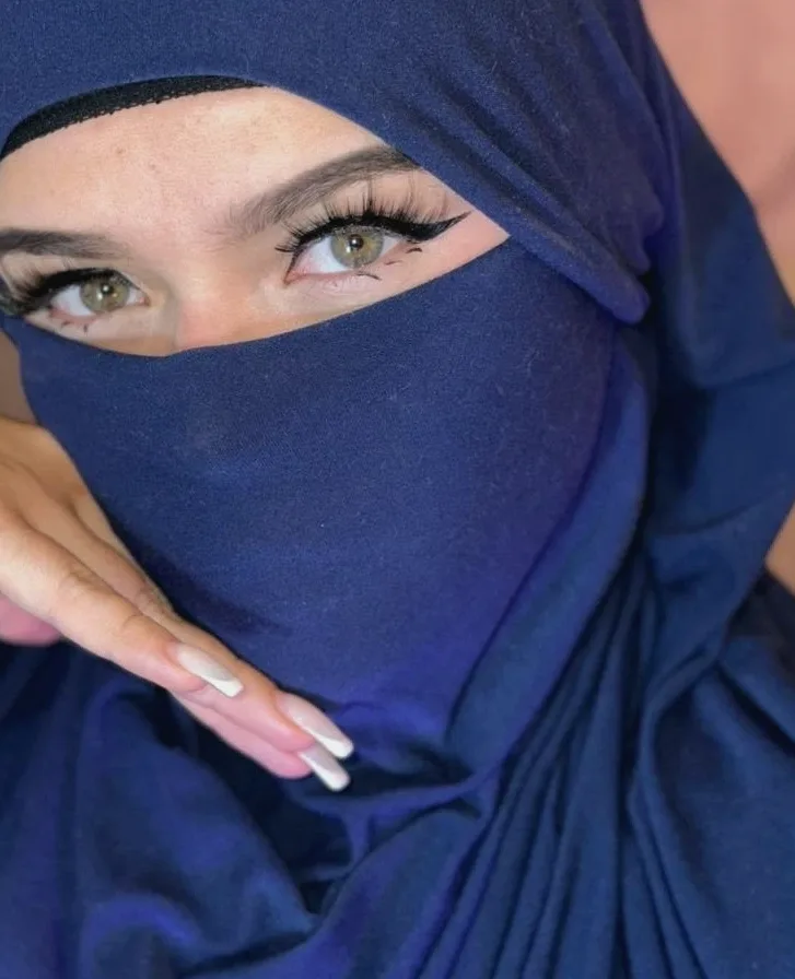 Emma, 24